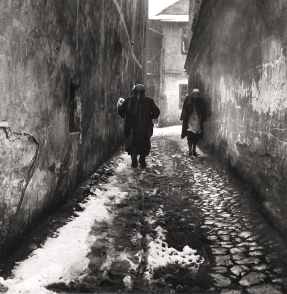 Roman Vishniac. 'A street of Kazimierz, Krakow' 1935-38