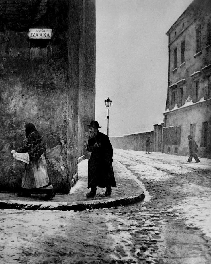 Roman Vishniac. 'Isaac Street, Kazimierz, Krakow' 1935-38