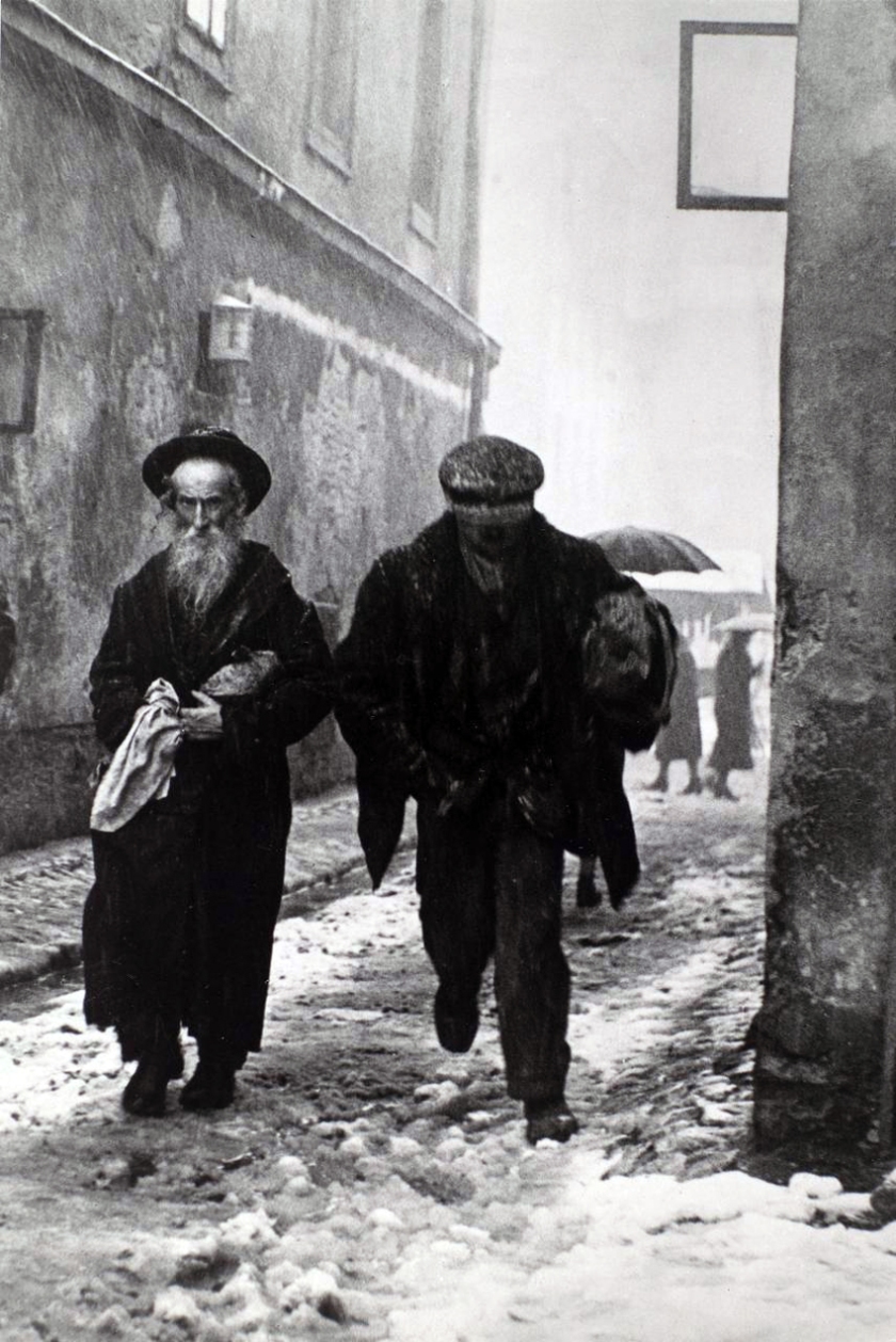 Roman Vishniac. 'A street of Kazimierz, Cracow' 1935-38