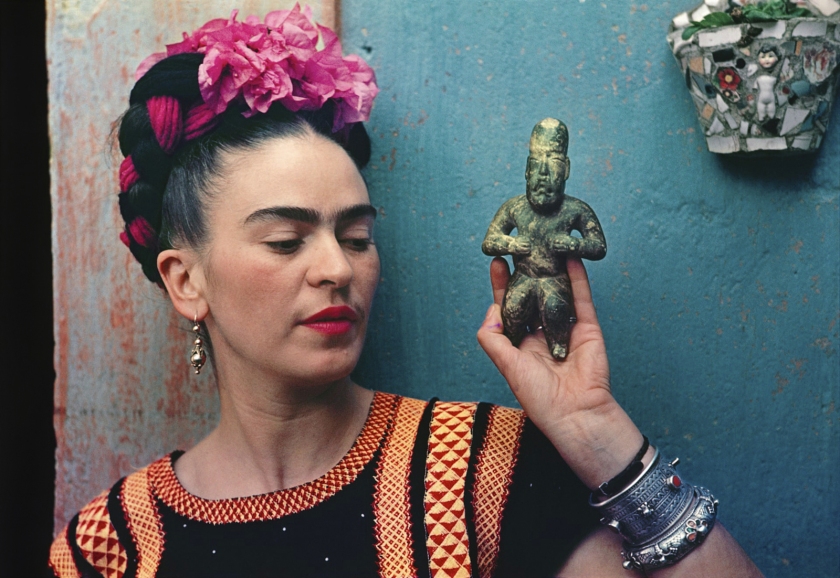 Nickolas Muray. 'Frida with Olmeca Figurine, Coyoacan' 1939
