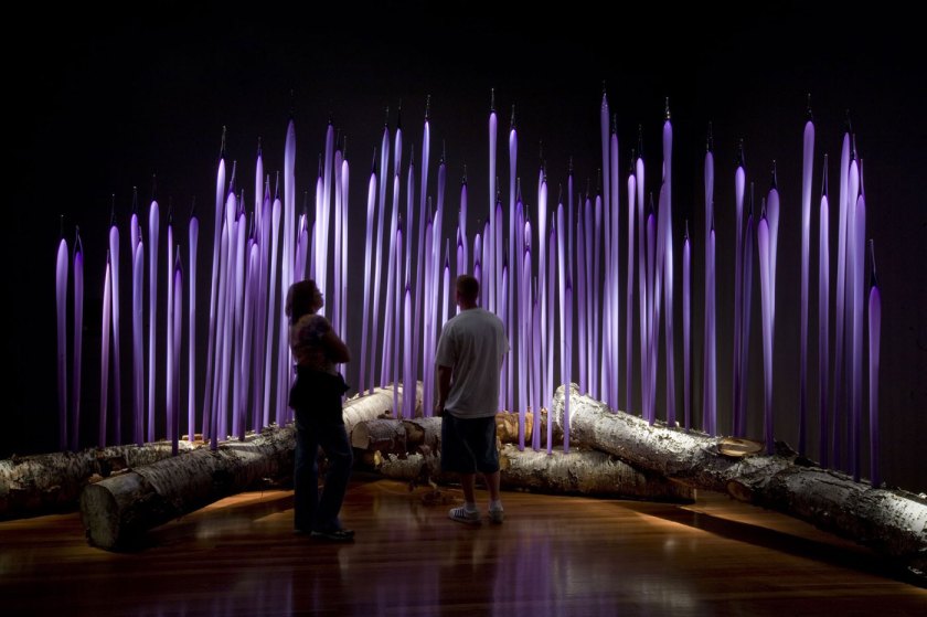 Dale Chihuly. 'Neodymium Reeds on Logs', de Young Museum, San Francisco, California, 2008