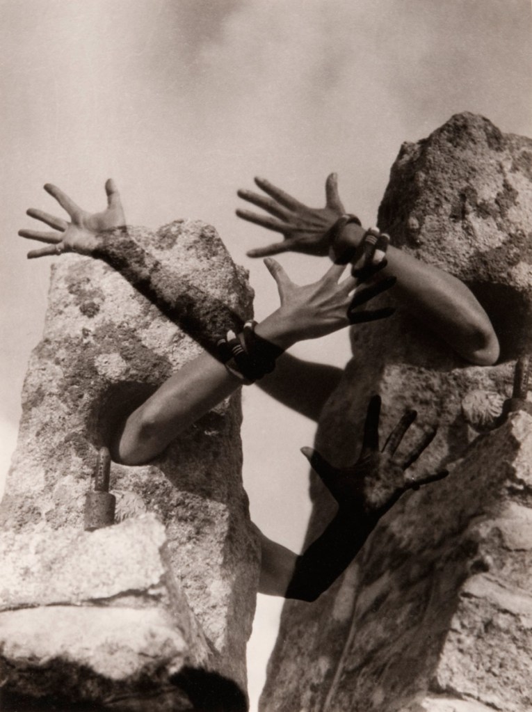 Claude Cahun. 'Combat de pierres' 1931