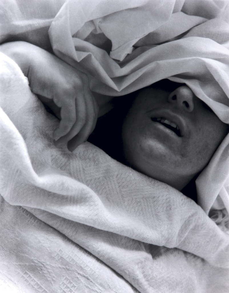 Manuel Álvarez Bravo. 'Ways to Sleep (De las maneras de dormir / Des manières de dormir)' c. 1940