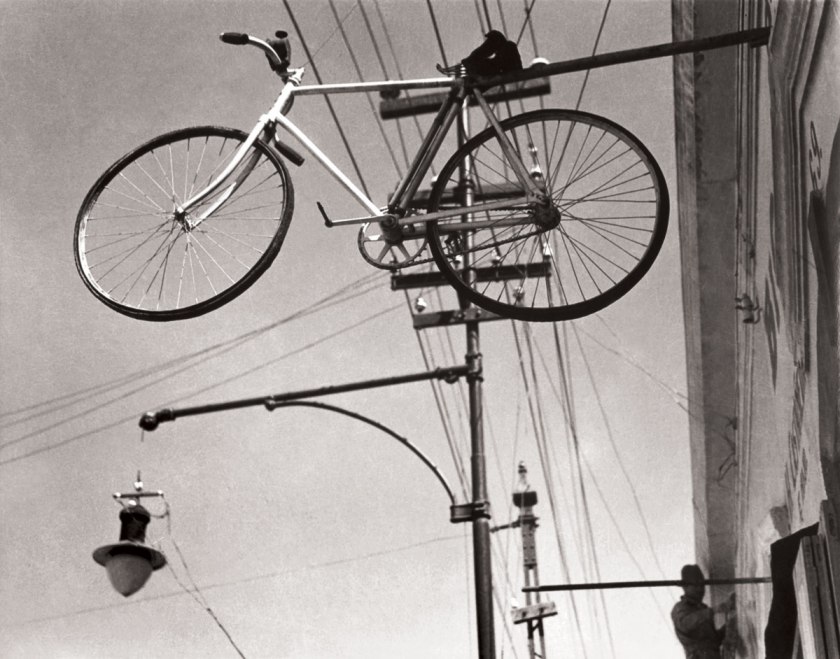 Manuel Álvarez Bravo. 'Bicycle Heaven (Bicicleta al cielo / Bicyclette au ciel)' 1931