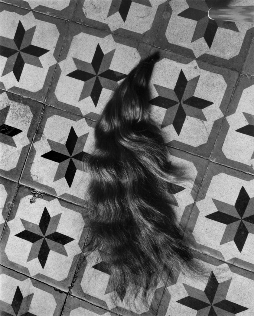Manuel Álvarez Bravo. 'Hair on Patterned Floor (Mechón / Mèche)' 1940