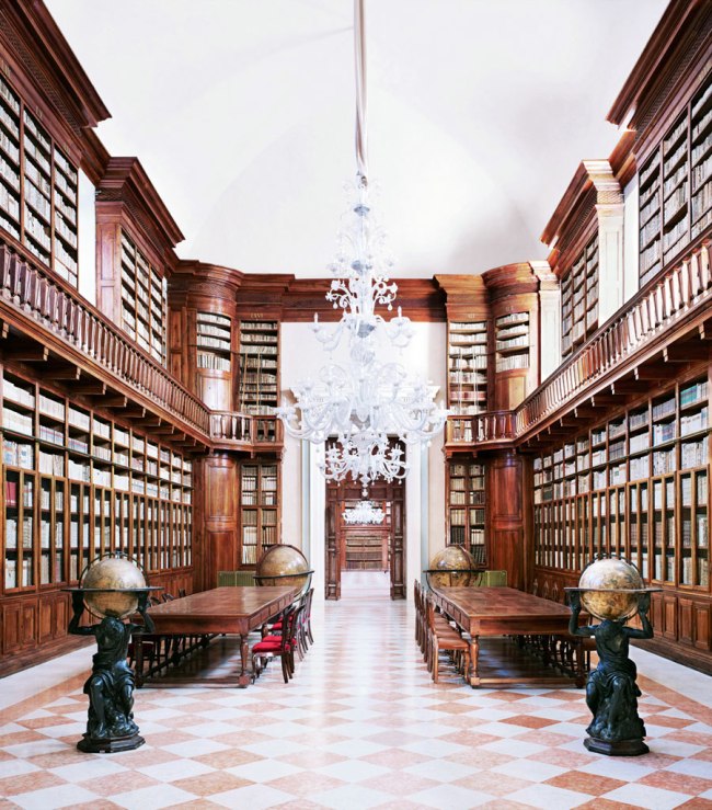 Candida Höfer. 'Biblioteca Teresiana Mantova I' 2010