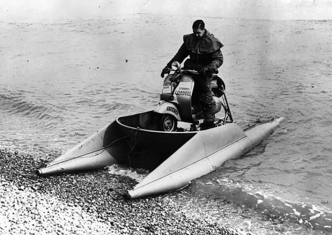 Georges Monneret. 'Kétéltű Vespa' 1952'Amphibious Vespa' 1952