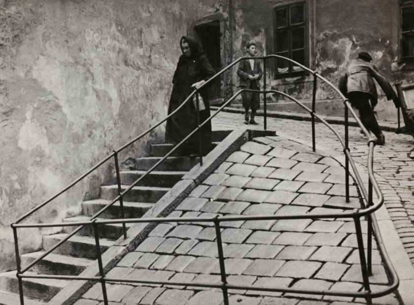 Roman Vishniac. '[Inside the Jewish quarter, Bratislava]' c. 1935-38