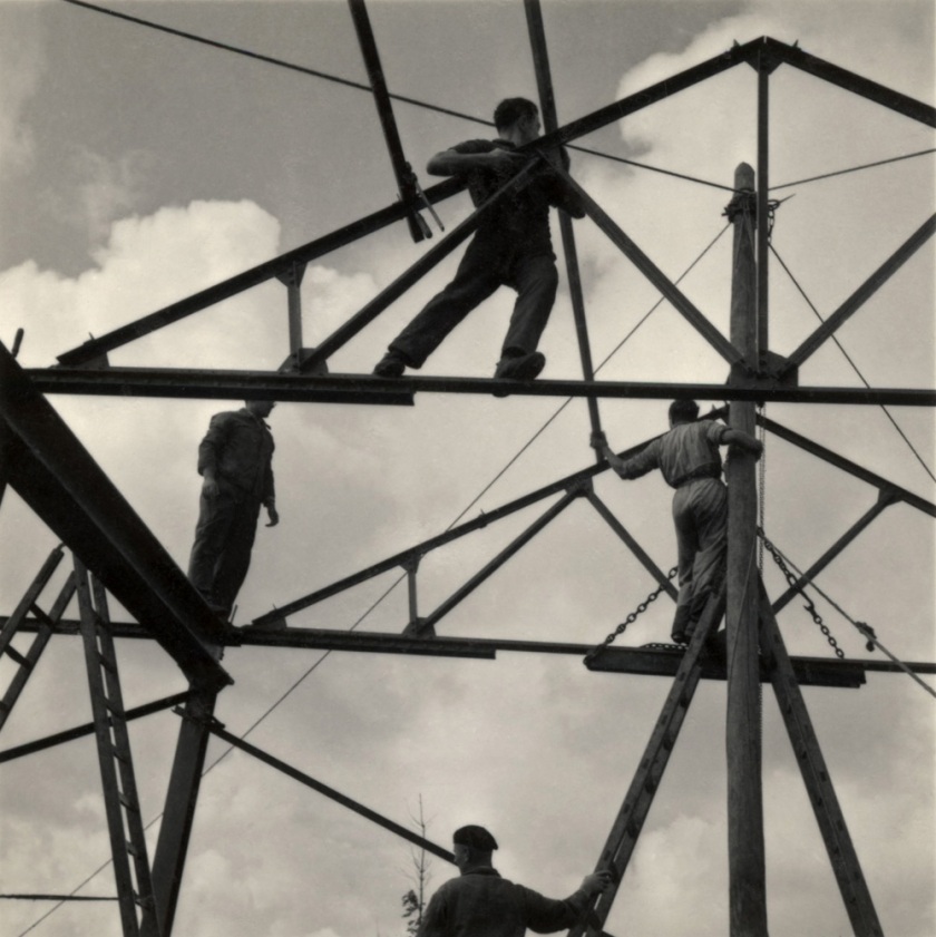 Roman Vishniac. '[Zionist youth building a school and foundry while learning construction techniques, Werkdorp Nieuwesluis, Wieringermeer, The Netherlands]' 1939