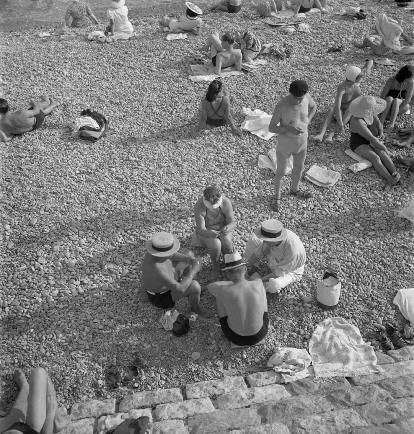 Roman Vishniac. '[Beachgoers in the afternoon, Nice, France]' c. 1939