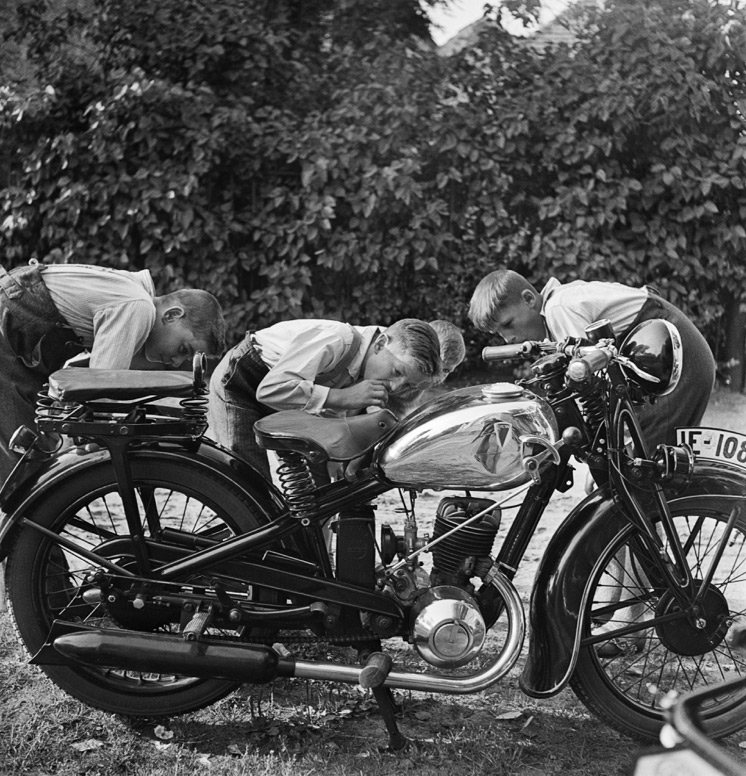 Roman Vishniac. '[Boys admiring a motorcycle, Brandenburg, outskirts of Berlin]' 1929 - early 1930s (printed 2012)
