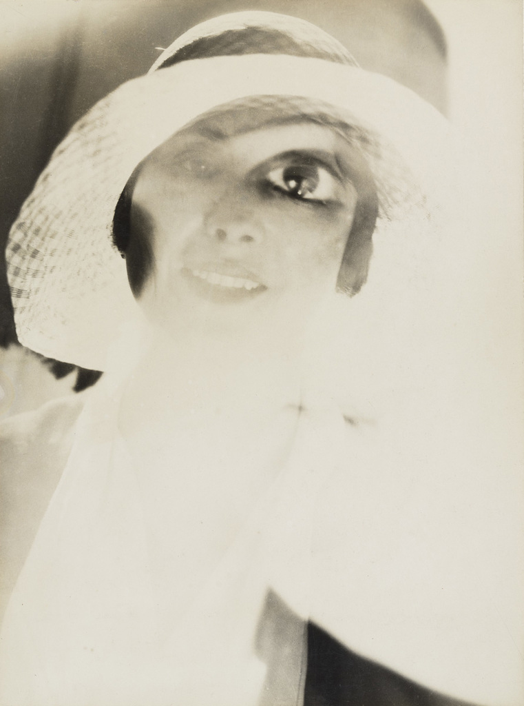 Maurice Tabard. 'Am I Beautiful?' (Suis-je belle?) 1929