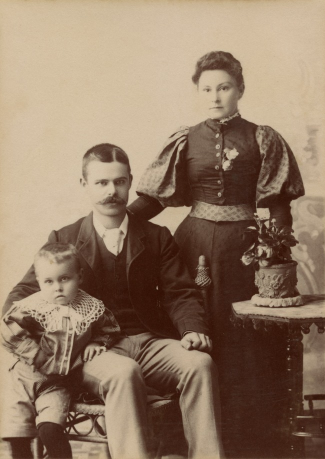 Tosca Studio. 'Couple with child' 1896-1900