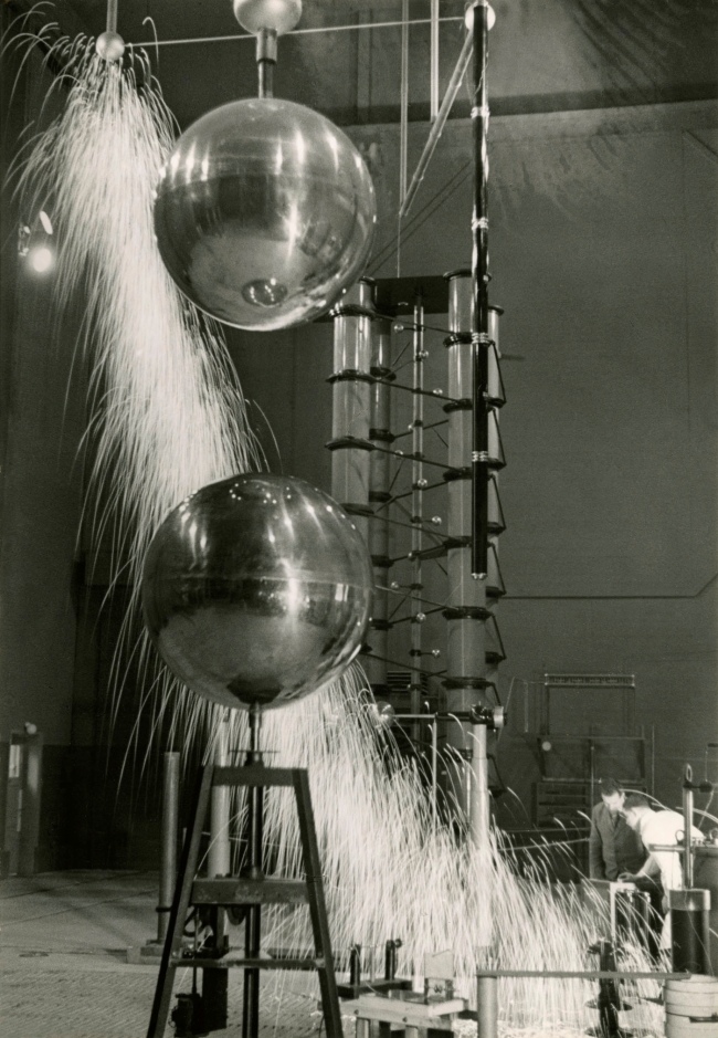 Jakob Tuggener (Swiss, 1904-1988) 'Laboratorio di ricerca, fabbrica di costruzioni meccaniche Oerlikon' [Research laboratory, Oerlikon mechanical engineering factory] 1941