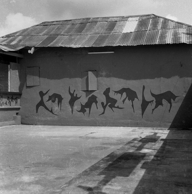 Interior courtyard of the Mbari Artists' and Writers' Club, Ibadan, with murals by Uche Okeke © Centre for Black Culture and International Understanding (CBCIU), Osogbo, Oshun State, Nigeria / Iwalewahaus, University of Bayreuth, Germany