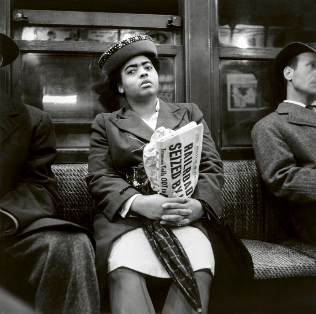 Louis Stettner (American, 1922-2016) 'Woman Holding Newspaper, New York' [Mujer sujetando un periódico, Nueva York] 1946