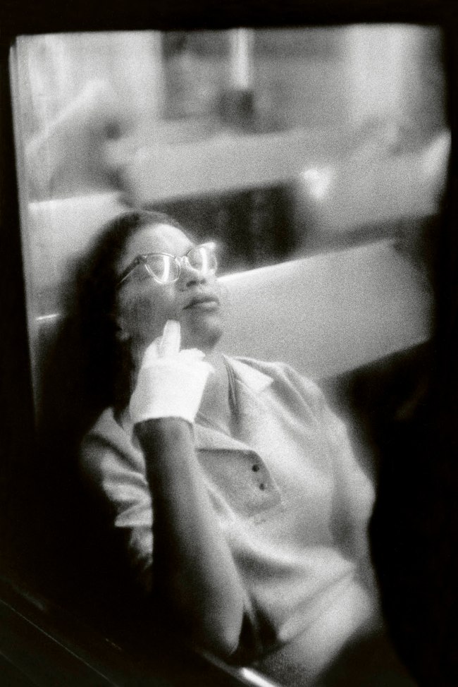 Louis Stettner (American, 1922-2016) 'Woman with White Glove, Penn Station, New York' [Mujer con guante blanco, Penn Station, Nueva York] 1958
