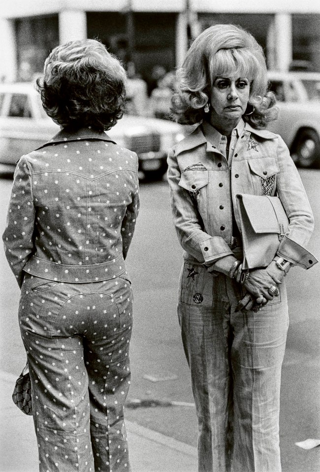 Louis Stettner (American, 1922-2016) 'Women from Texas, Fifth Avenue, New York' [Mujeres de Texas, Fifth Avenue, Nueva York] 1975
