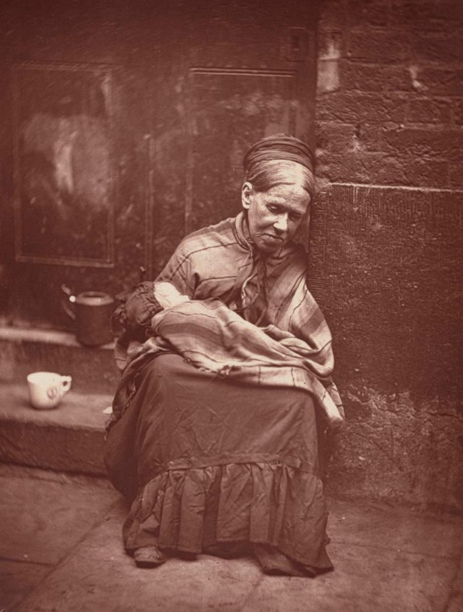 Пауперизм это. Бродяжка викторианской Англии. Нищета в викторианской Англии. Джон Томсон фотограф. Лондонские трущобы 19 века люди.